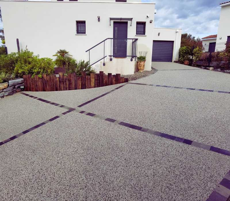 Allée de maison en béton désactivé décoratif avec motifs géométriques
