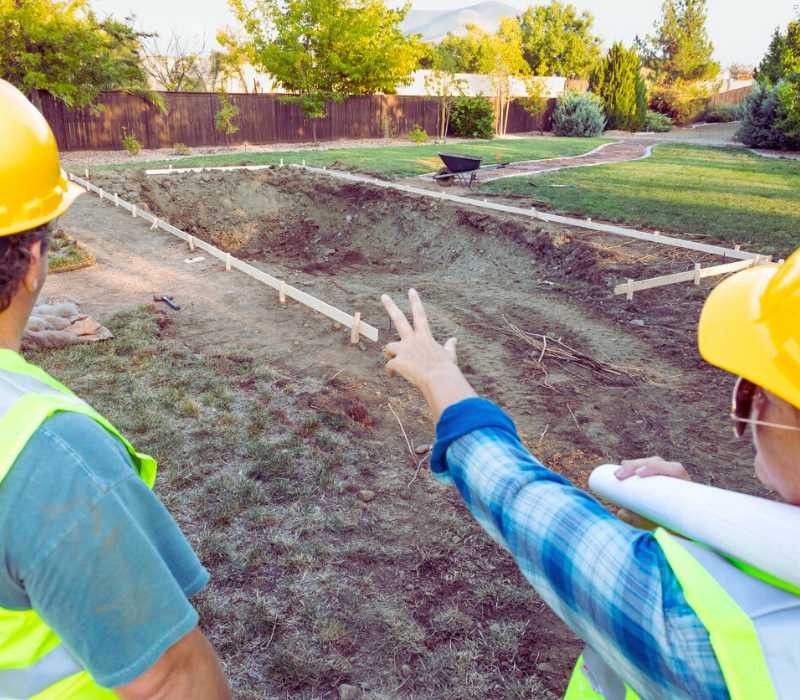Travaux de terrassement pour piscine creusée dans jardin résidentiel