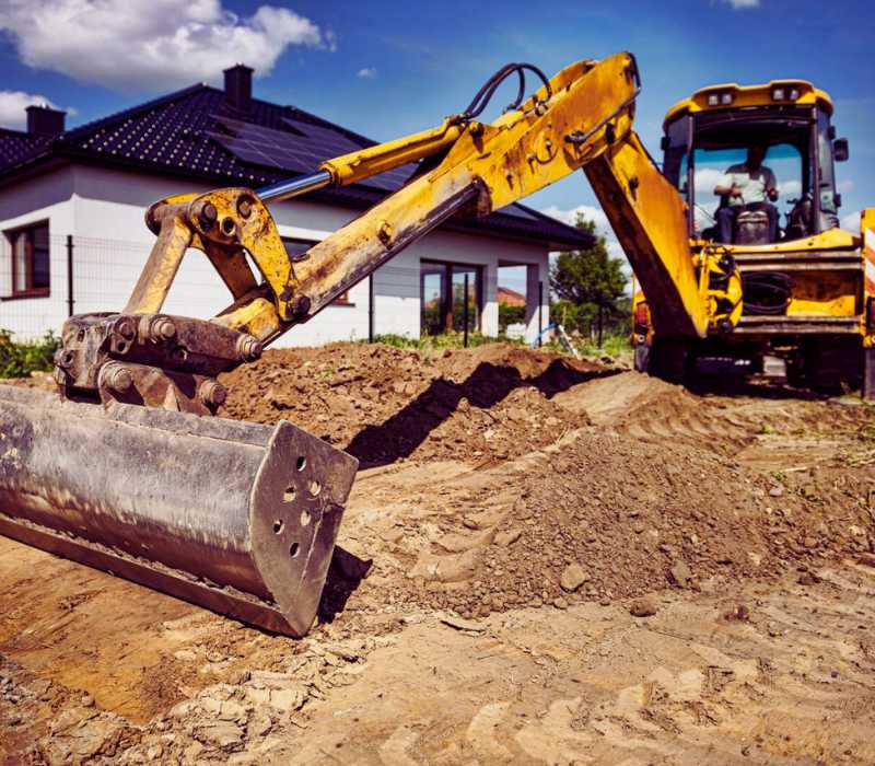 Terrassier à Bordeaux en Gironde réalisant des travaux de terrassement avec pelleteuse